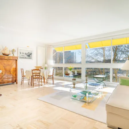Beautiful Seine-view Flat Near Eiffel Tower